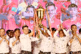 Thành viên Công an Hà Nội FC nâng cao cúp vô địch V-League tại lễ mừng công