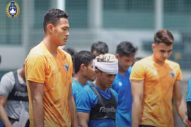 U23 Indonesia thi đấu giao hữu qua... cửa kính xe buýt