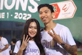 Văn Hậu cùng bạn gái tươi rói trong ngày Hà Nội FC đăng quang
