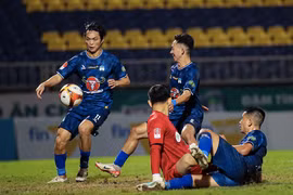 Thành tích 'lao dốc', HAGL có thay HLV Kiatisak?