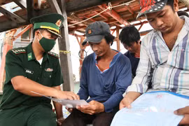 Những tuyên truyền viên mang quân hàm xanh