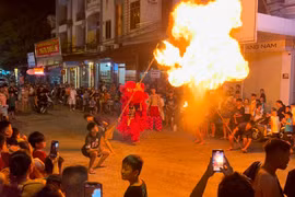 Rộn ràng Tết Trung thu sớm trên quê hương "Hai đứa trẻ"