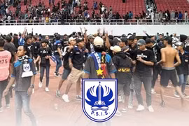 Cổ động viên hỗn chiến, đội bóng Indonesia bị 'treo' khán đài tới hết mùa giải