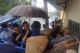 Cơn sốt vé HAGL: Vì yêu mà đến