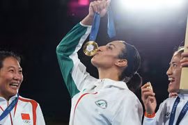 Nữ võ sĩ bị nghi là nam nói gì khi vô địch Olympic Paris?