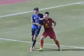 Đề nghị 'treo giò' cầu thủ đánh chỏ đồng nghiệp ở V-League
