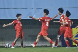 Chiến thắng 5 'sao' giúp nữ TP.HCM I vô địch lượt đi