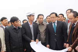 Giáo sư hàng đầu của Mỹ trực tiếp phẫu thuật tại Hà Nội