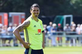 Đội tuyển Thụy Điển "đặc cách" để Ibrahimovic ký hợp đồng với M.U