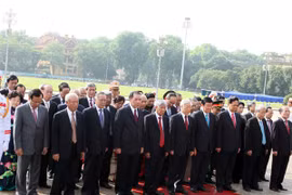 Các đồng chí lãnh đạo cấp cao vào Lăng viếng Chủ tịch Hồ Chí Minh