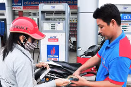 Tăng chi phí định mức, giá xăng dầu lại bị đội lên