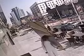 Video người đàn ông may mắn thoát chết trong gang tấc