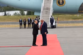 Tổng thống Mỹ Donald Trump chào đón người đồng cấp Nga Putin tại Alaska