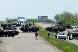 Quân đội Ukraine sử dụng xe tăng tấn công tự vệ Slaviansk