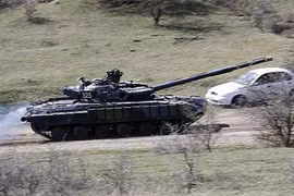Mỹ cáo buộc Nga đưa xe tăng và vũ khí hạng nặng sang Ukraine
