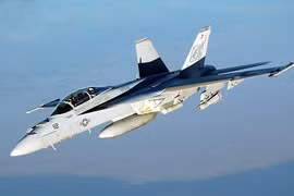 Tiêm kích hạm F/A-18E Mỹ ném “bom” vào nhà dân Nhật Bản 