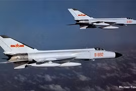 Phi công J-8 không nhảy dù, máy bay đâm vào rừng tử nạn