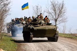 Đoàn xe tị nạn bị tấn công ở miền đông Ukraine, nhiều người chết cháy