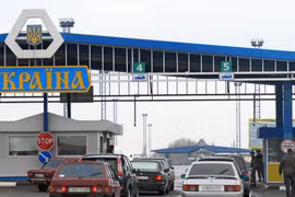 Ukraine đóng cửa và cân nhắc rải mìn ở biên giới với Nga