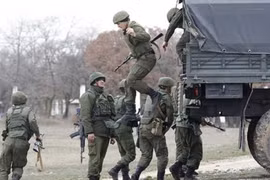 Sau vụ lính Ukraine “đòi sân bay”, căn cứ Belbek tăng quân bảo vệ