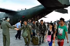 Hàn Quốc triển khai 2 tàu đổ bộ tới giúp Philippines