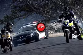 "Cuộc chiến" drift nóng bỏng giữa các tay đua và.. xe cảnh sát 