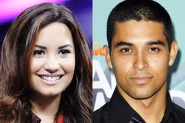 Demi Lovato lại "khoá môi" Wilmer Valderrama trên phố