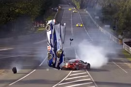 Tai nạn khủng khiếp trên đường đua LeMans 2012