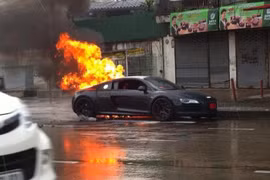 Lamborghini Murcielago nát bươm, Audi R8 cháy rụi 