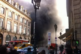 Cháy lớn tại trung tâm Paris, hàng chục siêu xe... "thiệt mạng" 