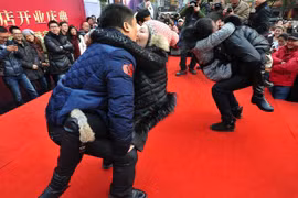 Thi nhau "khóa môi" để giành nhẫn kim cương