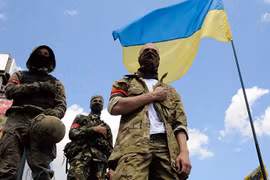 Biểu tình đòi huỷ bỏ lệnh ngừng bắn, thiết quân luật ở Ukraine 