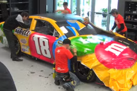 Xe đua "bọc kẹo" M&M sặc sỡ sắc màu tại giải NASCAR