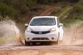 Nissan sản xuất xe có thể tự rửa trôi bùn đất