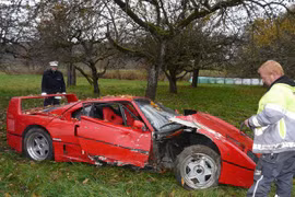 Cụ già 80 tuổi phá nát "ngưa sắt" Ferrari F40 