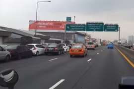 Video hàng trăm ô tô tránh lũ trên đường cao tốc Bangkok