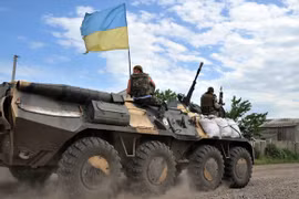 Xe bọc thép Ukraine băng qua biên giới với Nga 