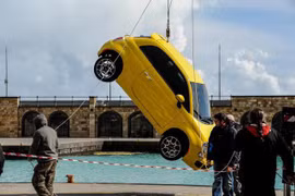 6 chiếc Fiat 500 "hi sinh" khi quay phim quảng cáo