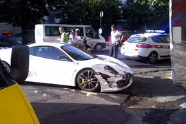 Lại một chiếc Ferrari nữa "gặp nạn"