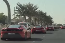 Cuộc diễu hành của các siêu xe Ferrari chào mừng quốc khánh của UAE