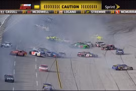Xem vụ tai nạn kinh hoàng tại giải đua NASCAR