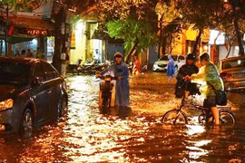 Nhiều tuyến phố Hà Nội úng ngập nặng sau mưa lớn