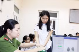 Làm việc tới khuya để cấp CMND cho người dân