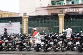 Phí trông xe máy vẫn ngoài tầm kiểm soát