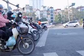 Đè vạch kẻ đường khi dừng đèn đỏ gây tai nạn sẽ bị phạt tới 22 triệu đồng