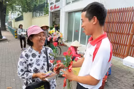 Tặng hoa cho những người phụ nữ không có ngày 20/10