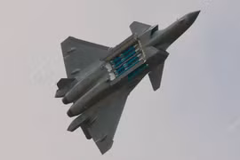 [ẢNH] Mỹ - Ukraine hợp lực khiến tiêm kích J-20 Trung Quốc vẫn chỉ là "con tin"
