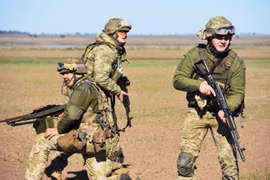 [ẢNH] Bộ trưởng Quốc phòng Ukraine bị ‘đảo chính’ vì không đẩy mạnh cuộc chiến Donbass