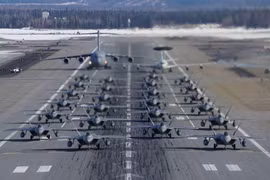 [ẢNH] Mỹ "phơi bày" F-35 và F-22 ở Alaska trước cuộc tấn công của "Dao găm" Nga