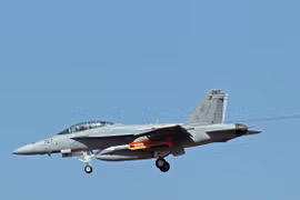 Mỹ toan tính gì khi tích hợp tên lửa SM-6 vào tiêm kích F/A-18?
